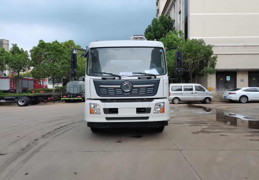 12方天錦軸距4700康機(jī)230灑水車(chē)