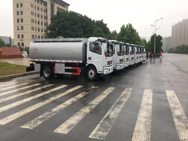 湖北盈通專(zhuān)用汽車(chē)保溫運(yùn)水車(chē)|10噸、12噸、15噸、20噸熱水車(chē)