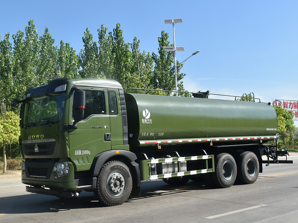 重汽304不銹鋼罐車(chē)，豪沃20噸熱水保溫車(chē)
